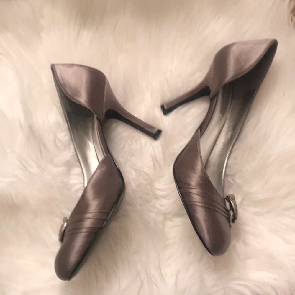 Beautiful satin dressy pump - Picture 1 of 6